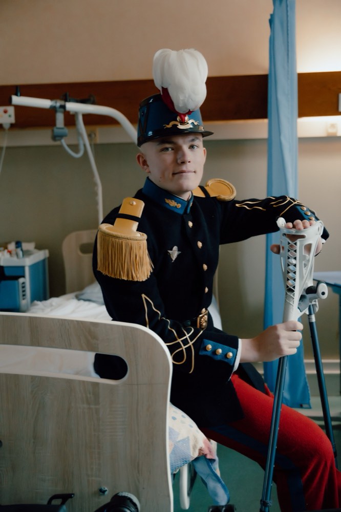Un élève officier en tenue de tradition, en convalescence dans une chambre de l'INI