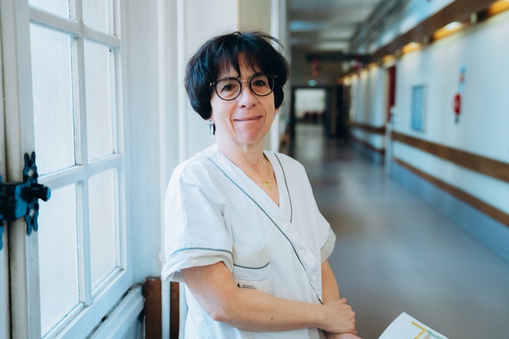 Portrait d'une soignante de l'INI dans un couloir de l'établissement